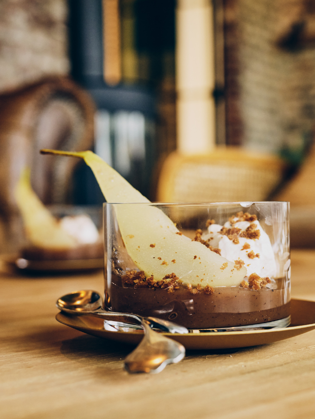 Crème de marrons, poires pochées et éclats de spéculoos